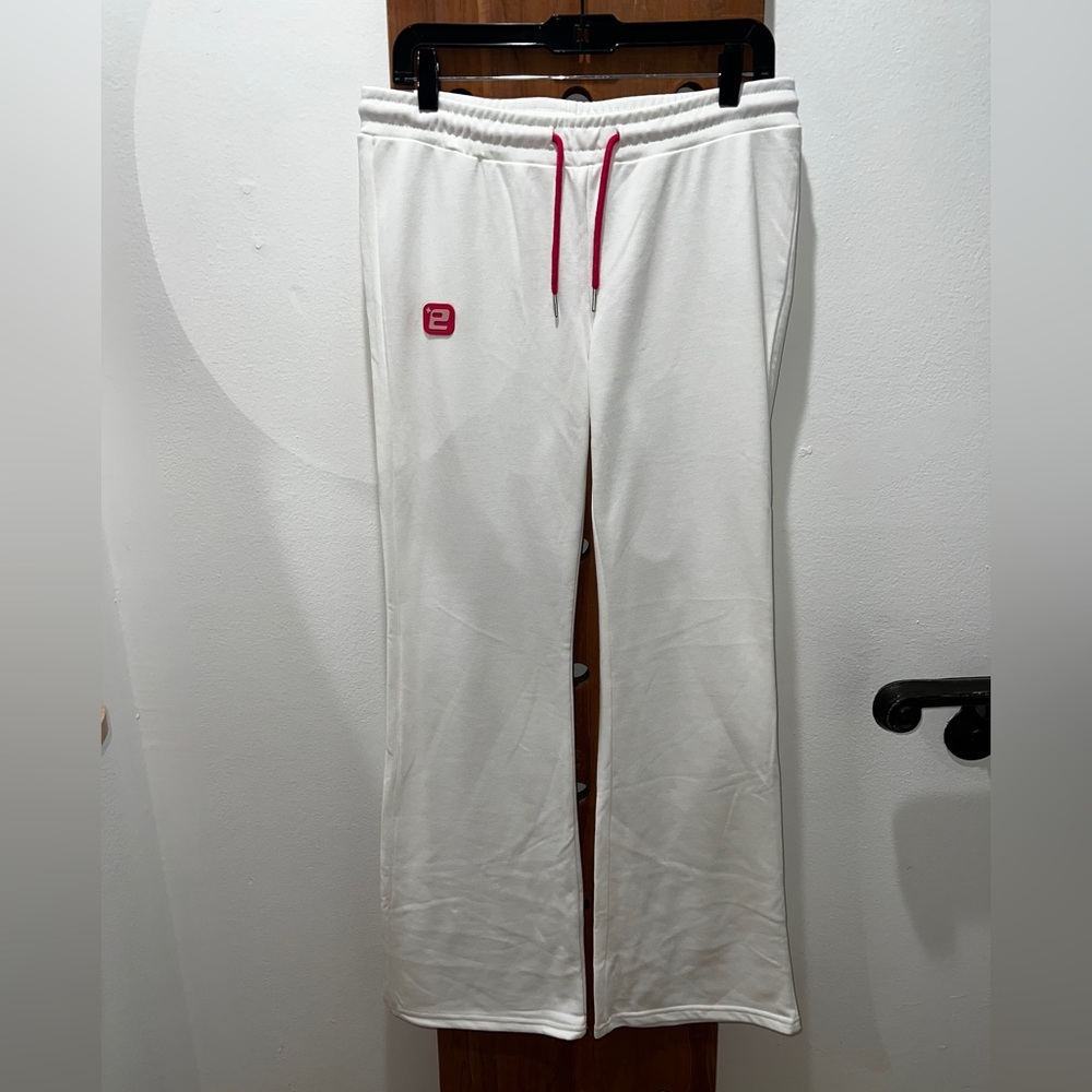 ๐ Edikted Cruz Low Rise Flared Sweatpants - Picture 3 of 9